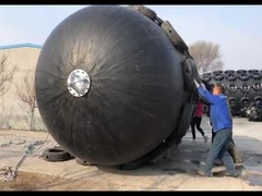 2.5*4m আইএসও পরিদর্শন স্ট্যান্ডার্ড হাইড্রো নিউম্যাটিক ইয়োকোহামা রাবার ফেন্ডার কালো টায়ার সহ