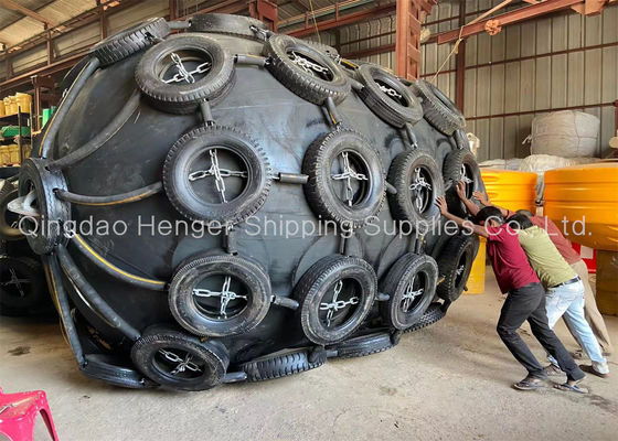 গুণ ব্ল্যাক মেরিন নিউমেটিক রাবার ফেন্ডার 50kpa 3.3*6.5m চেইন নেট সহ কারখানা