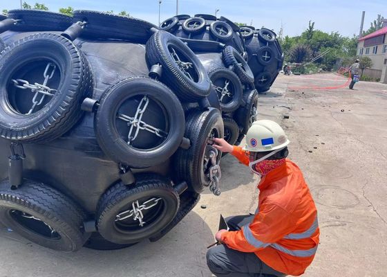 গুণ নৌকা উচ্চ শক্তি শোষণ কালো রঙের জন্য 4500x9000mm 50Kpa বায়ুসংক্রান্ত ফেন্ডার কারখানা