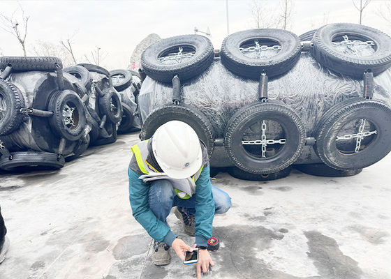 গুণ এসটিএস এবং এসটিডি সামুদ্রিক ভাসমান টায়ার এবং চেইন নেট ইভিএ ফোম ভরা ফ্যান্ডার কারখানা