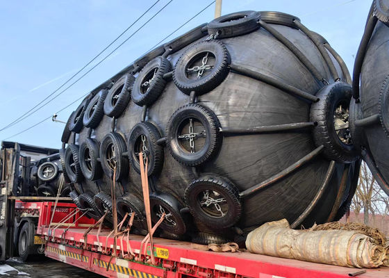 গুণ 6 to 12 Years Design Life Pneumatic Marine Fender with 50kPa/80kPa Working Pressure for Ship-to-ship and Ship-to-dock Protection কারখানা