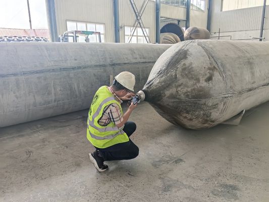 গুণ High Pressure Resistance Inflatable Marine Airbags Cylindrical Type Offering Performance For Ship Launching Cargo Handling কারখানা