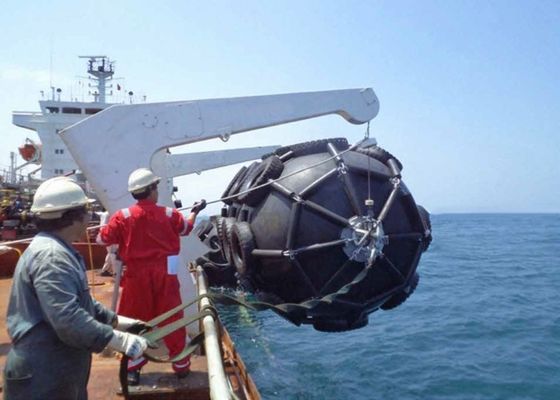 গুণ বড় গ্যাস বাহক জাল চেইন এবং Q235 চক্রের উন্নত পার্শ্ব সঙ্গে নলাকার ভাসমান রাবার ফেন্ডার কারখানা