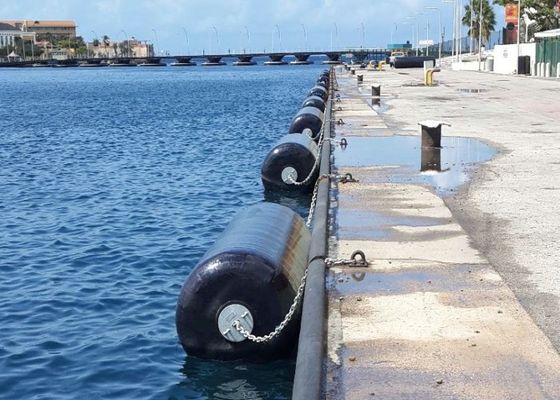 গুণ ISO 17357 Certified EVA Foam Filled Fender with Customizable Density 70-110kg/m³ and 0.5m-4.8m Diameter for Marine Use কারখানা