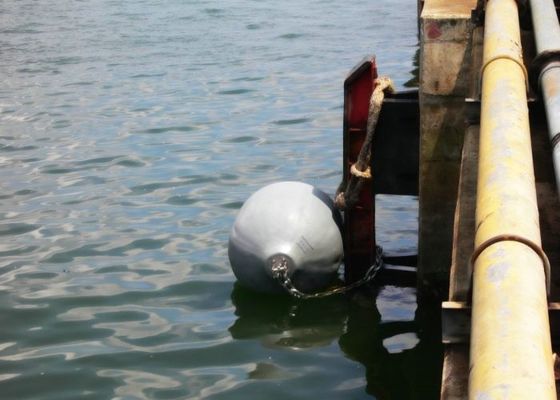 গুণ Polyurea স্প্রে করা আবরণ চেইন এবং টায়ার নেট সঙ্গে ফিনল্যান্ডের মেয়ে ডক ফেন্ডার কারখানা