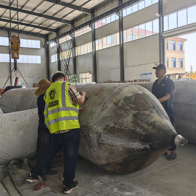 গুণ জাহাজের লিফটিং ডকিংয়ের জন্য কাস্টমাইজড মেরিন রাবার এয়ারব্যাগ কারখানা