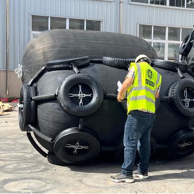 গুণ CCS/BV/LR/DNV Certified High-Quality Black Pneumatic Rubber Fender for STS/STD Applications কারখানা
