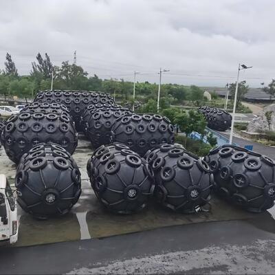 গুণ ISO 17357 Certified Pneumatic Rubber Fender with 50Kpa/80Kpa Working Pressure and Natural Rubber Material for Marine Protection কারখানা