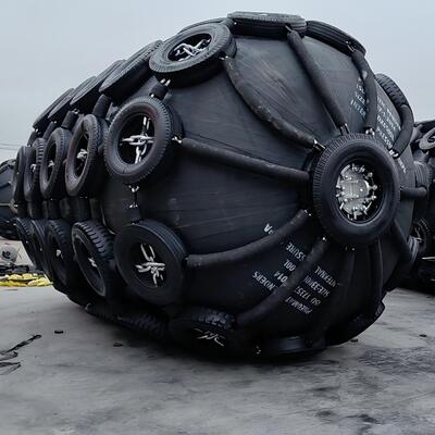 গুণ ISO 17357 Certified Pneumatic Rubber Fender with 50Kpa/80Kpa Working Pressure and Natural Rubber Material for Marine Protection কারখানা