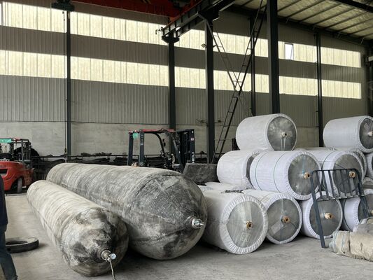 গুণ ISO14409 Certified Marine Rubber Airbag with 80kpa Working Pressure and Natural Rubber Material for Ship Launching কারখানা
