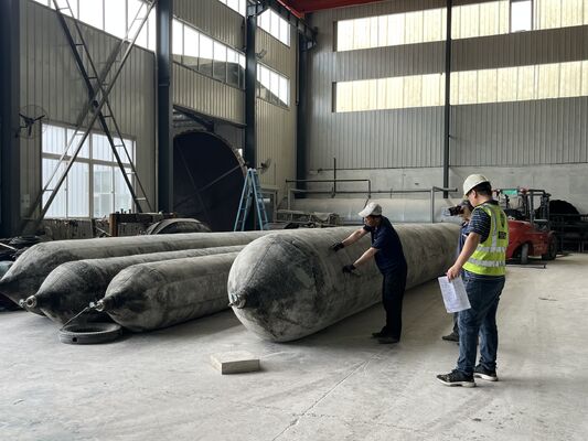 গুণ Marine Rubber Airbag with Stainless Steel Mounting Hardware for Corrosion Free Installation and 0.8-3 M Diameter কারখানা
