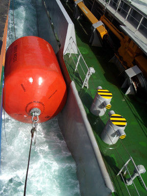 গুণ Hot Dip Galvanized Foam Filled Fender with High Energy Absorption and Maintenance-free Design for Marine Vessel Protection কারখানা