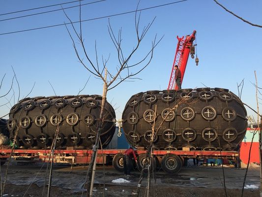 গুণ Dia 0.5m-4.5m 50KPA বায়ুসংক্রান্ত রাবার ফেন্ডার আন্তর্জাতিক সার্টিফিকেশন কারখানা